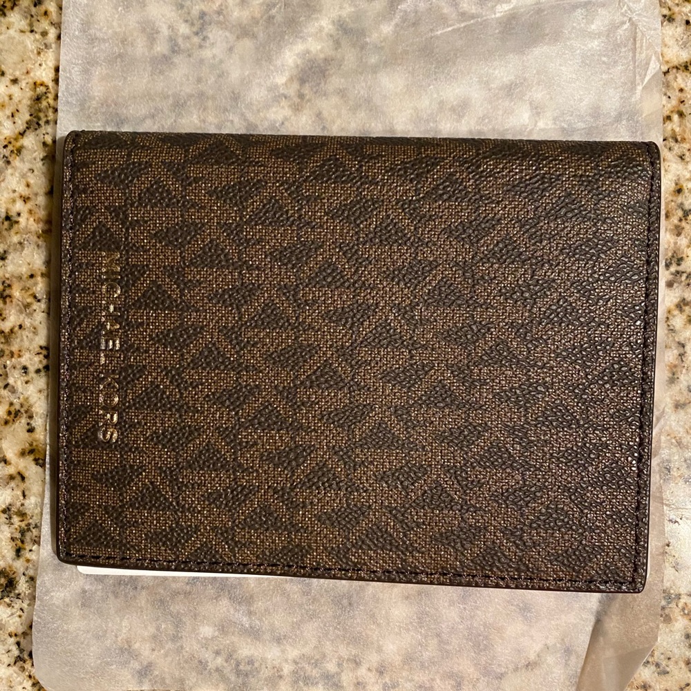 BRAND NEW Michael Kors Passport Case